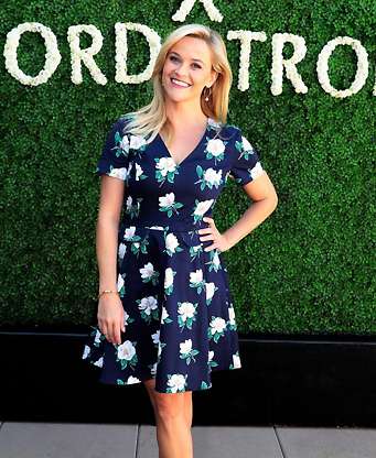 Невысокая Риз Уизерспун выбирает приталенные платья