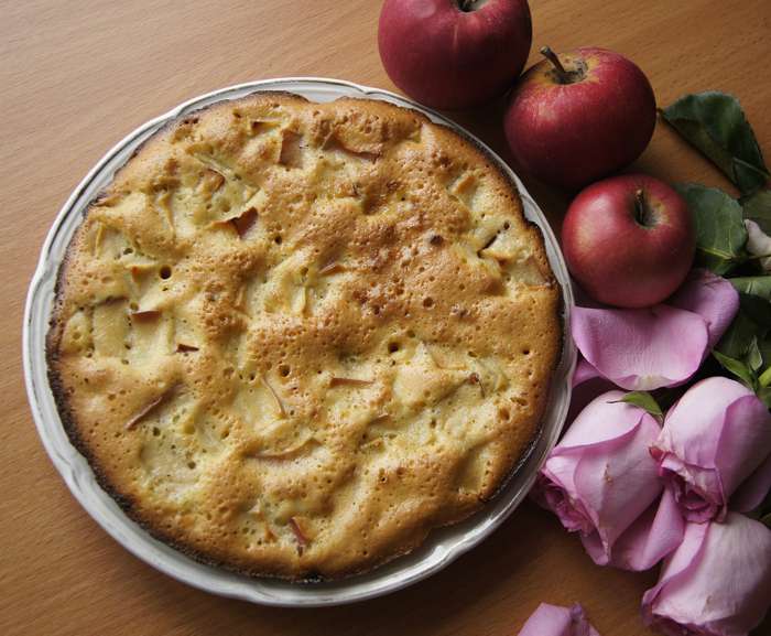 Шарлотку можно испечь и в мультиварке