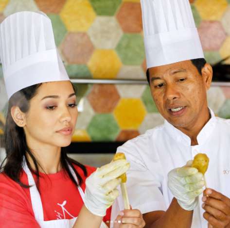 Шашлык формируется вручную