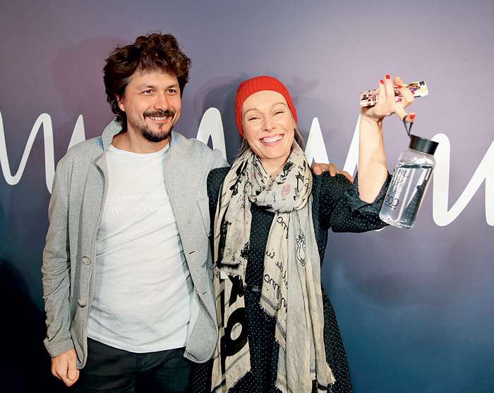 Ольга Ломоносова и Павел Сафонов пришли на премьеру в прекрасном настроении. И вместо шампанского выбрали воду