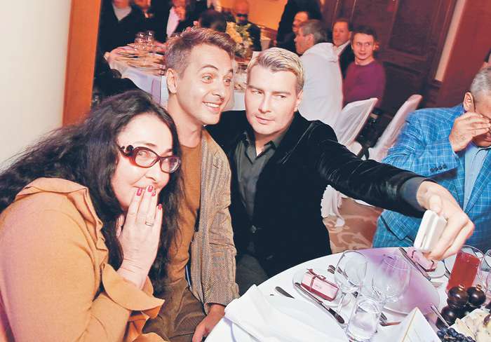 Николай Басков сразу привлек своих коллег Алексея Романова и Лолиту к работе над селфи. Алексей старался, Лолита больше симпатизировала нашему фотографу