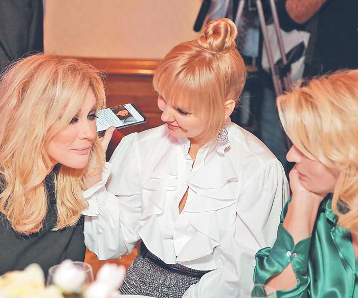 Таисия Повалий и Валерия, как и положено современным девушкам, пользуются гаджетами даже в формате светской беседы