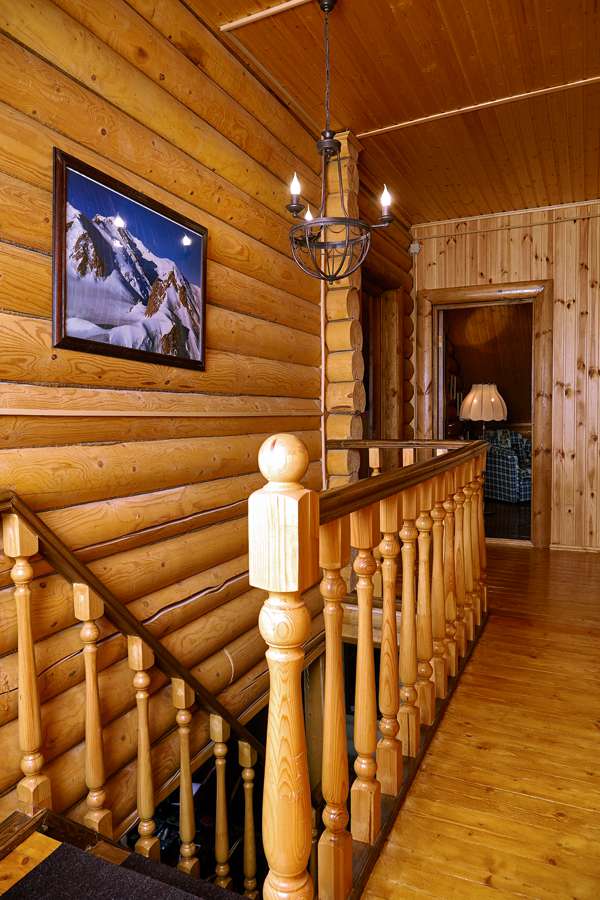 Природный материал – дерево создает благоприятную атмосферу для обитателей. Летом здесь не жарко, а зимой – не холодно