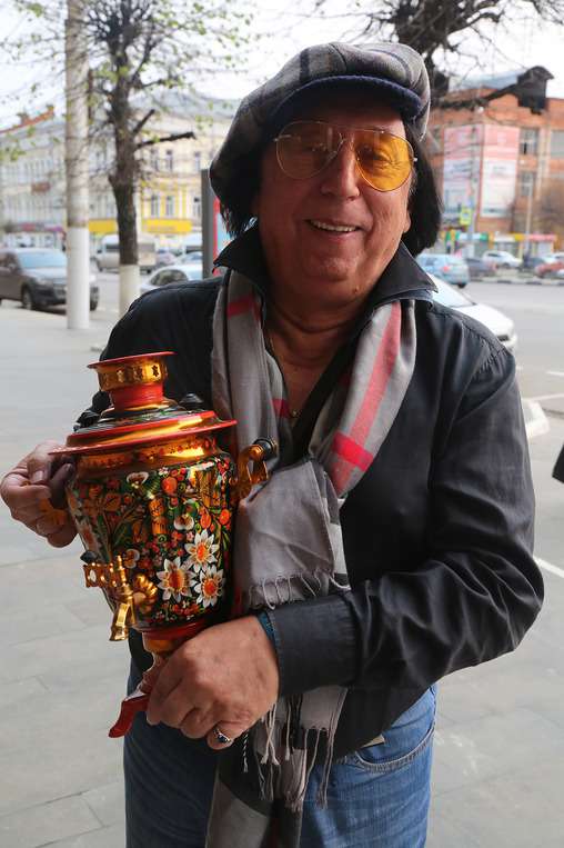 Евгений Горчаков увез домой самовар Евгений Горчаков увез домой самовар