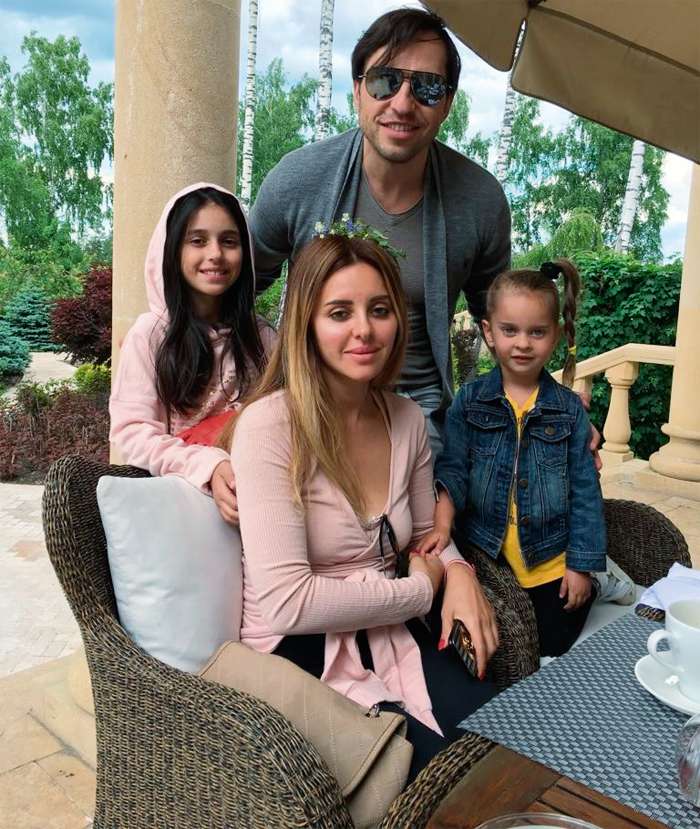 Александр Ревва с женой и дочками
