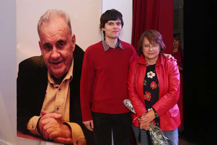 В Тулу приехали родные Эльдара Рязанова - дочь Ольга и внук Дмитрий В Тулу приехали родные Эльдара Рязанова - дочь Ольга и внук Дмитрий