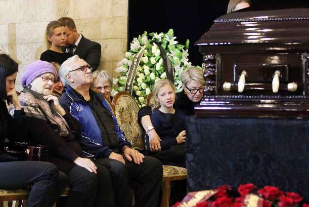 Дочь Дмитрия Марьянова Анфиса на прощании с отцом