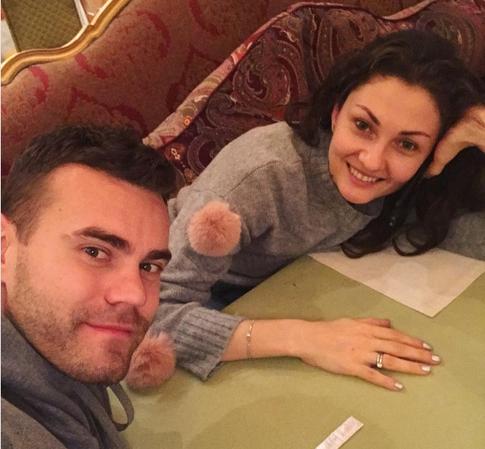 Игорь Акинфеев с супругой повеселились на детском празднике