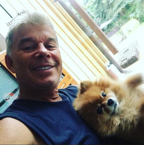 Видео поющего в ванной Газманова оказалось в Сети