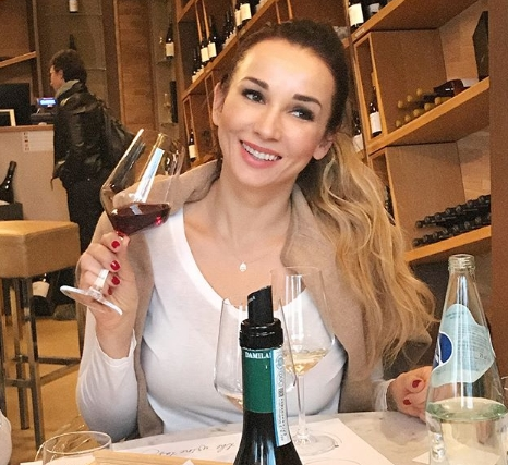 Разведенная Чехова увлеклась алкголем