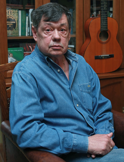 Караченцов начал лечить рак легких