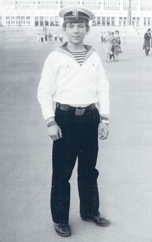 В юности Андрей окончил мореходное училище, а в прошлом году получил сертификат на управление яхтой