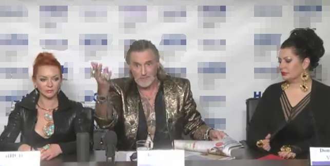 На встречу со СМИ Джигурда пришел в компании предполагаемой любовницы Донны Луны ( справа)