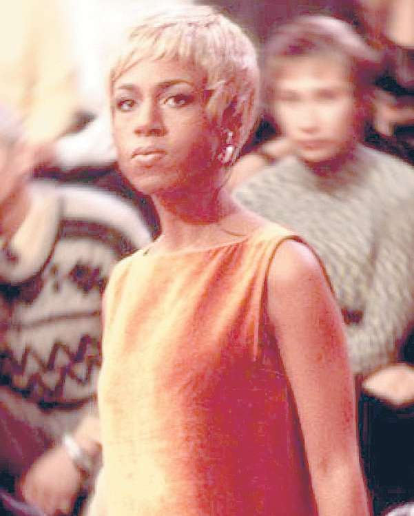 В историю российского телевидения девяностых годов Елена вошла в образе смуглой блондинки, которая не краснея говорит на самые откровенные темы в программе «Про это»