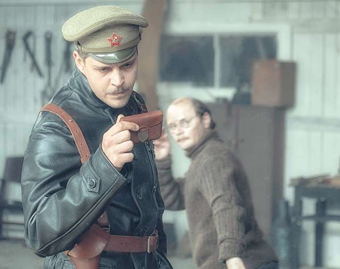 Герой Милоша Биковича по сюжету отлично стреляет и уверенно держится в седле. Актеру пришлось учесть это при подготовке к съемкам