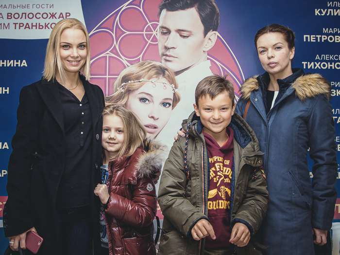 Актриса Татьяна Арнтгольц с дочкой Марией и Алиса Гребенщикова с сыном Алексеем