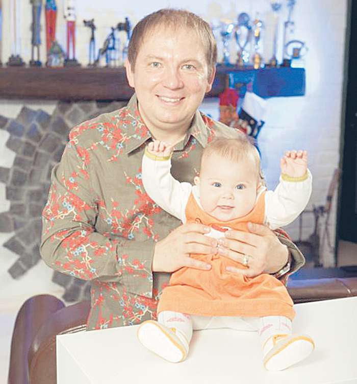 Андрей — счастливый отец двух дочерей: Варвары (на фото) и Ксении. Также у Андрея есть 17-летний сын Михаил