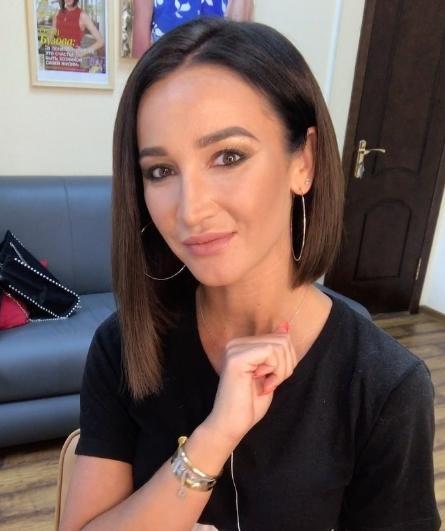 Поклонник Бузовой разбил головой стекло, во имя любви к своему кумиру