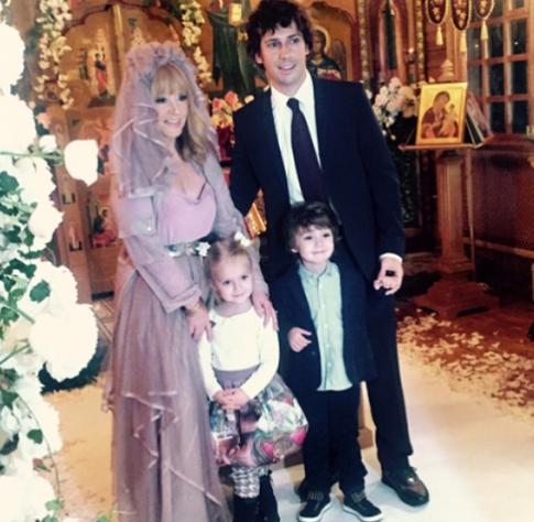 Поклонники раскритиковали подвенечное платье Пугачевой