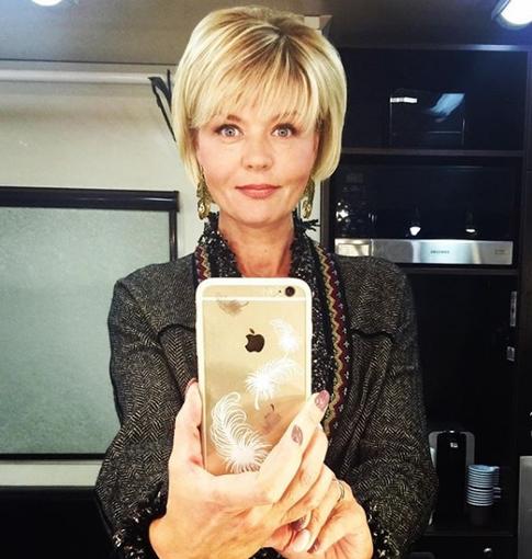 Меньшова вышла на сцену в прозрачном платье