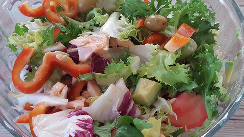 Салат с копченой форелью и авокадо