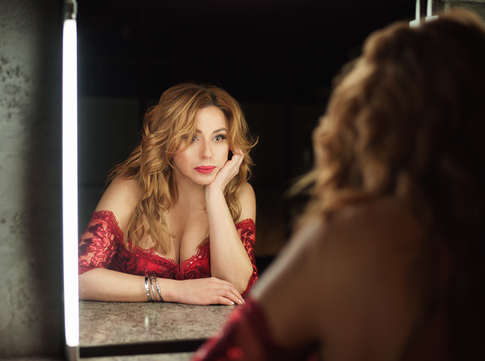 53-летняя Алена Апина вновь продемонстри­ровала декольте