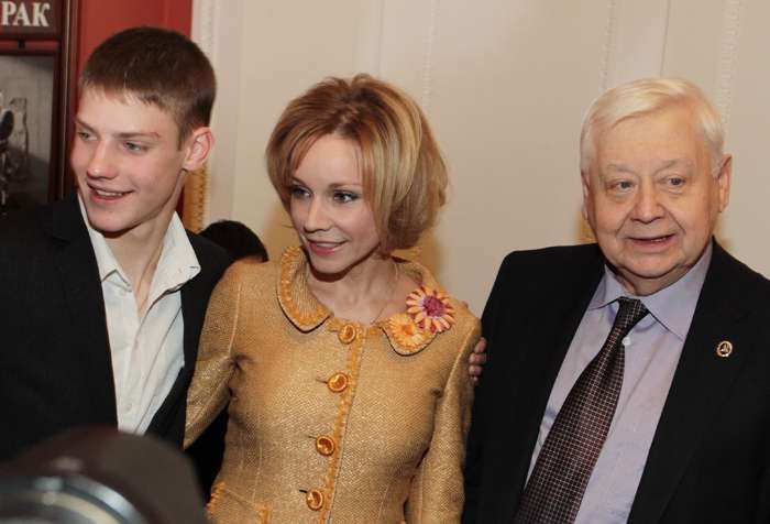 Олег Табаков с женой и младшим сыном Павлом