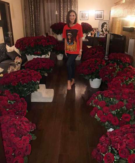 Ольгу Бузову завалили цветами