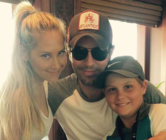 Анна Курникова с Энрике Иглесиасом и своим сводным братом