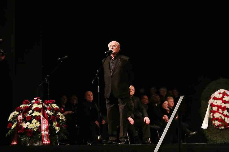 Марк Захаров на прощании с Леонидом Броневым