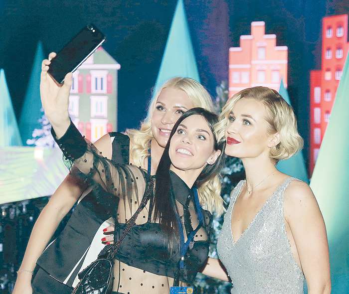 Среди закулисного персонала концертных мероприятий немало поклонников. Пользуясь служебным положением, можно без особых проблем получить автограф и сделать селфи. Полина Гагарина, как девушка благовоспитанная, в таких мелочах не отказывала