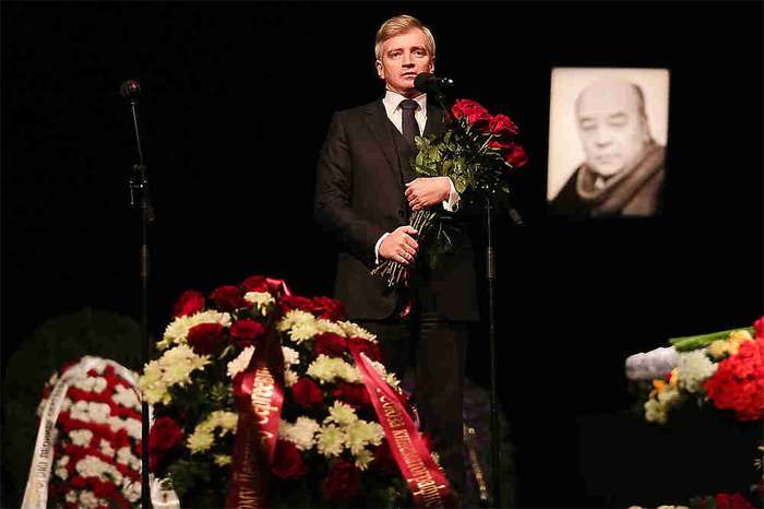 Александр Кибовский на прощании с Леонидом Броневым