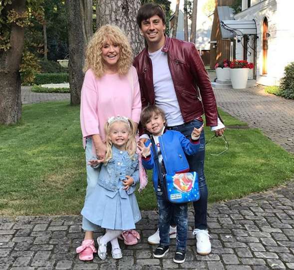 Алла Пугачева обещала не курить ради детей