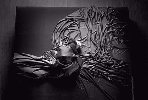 Основное действие клипа происходит на огромной кровати с шелковыми простынями