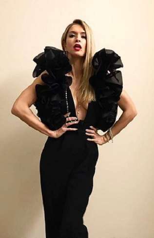 Смелый вырез