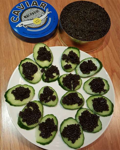 Беременная модель балует себя черной икрой