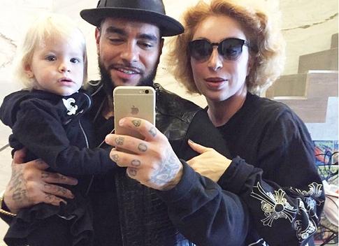 Мама Тимати учит сына воспитывать дочь, а возлюбленная читает о богачах