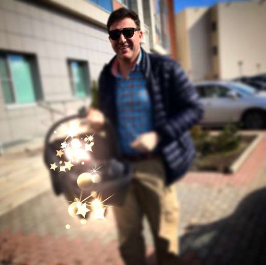 Максим Виторган везет сына на плавание