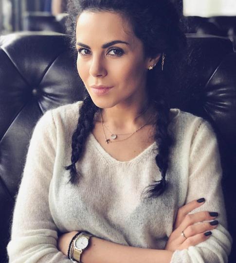 Для тех, кто не понял с первого раза — Каменских повторно показала «то самое» кольцо