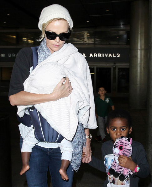 Шарлиз Терон осудили за то, что она делает из сына девочку