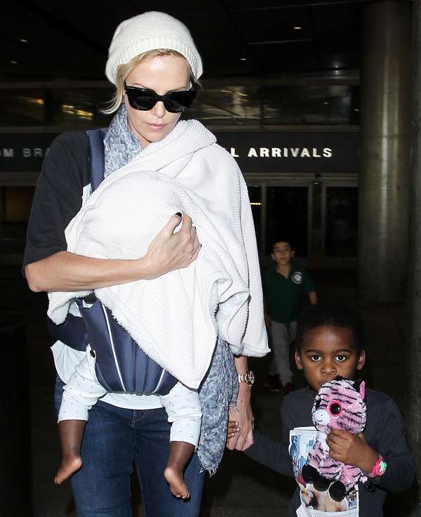 Шарлиз Терон с детьми