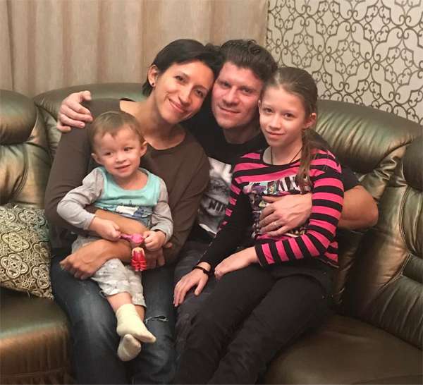 Елена Борщева с семьей: мужем Валерием, дочерьми Мартой и Умой