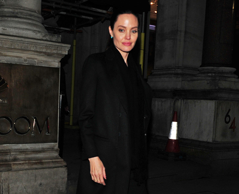 Анджелина Джоли смутила архиепископа непристойным видом