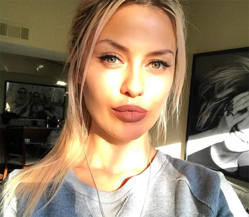 Боня показала, как бреет лицо