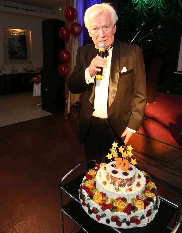 Сергей Никоненко отпраздновал 70-летний юбилей. Торт был очень вкусный
