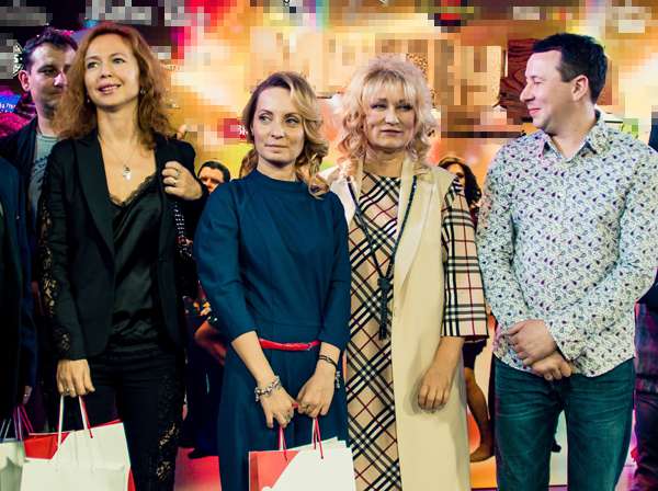 Звездных гостей не отпустили без подарков. На фото Ольга Хохлова, Елена Захарова и другие