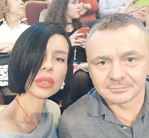 Алеся, жена Владимира, по образованию актриса, но сейчас почти все ее время занимают муж и две дочери