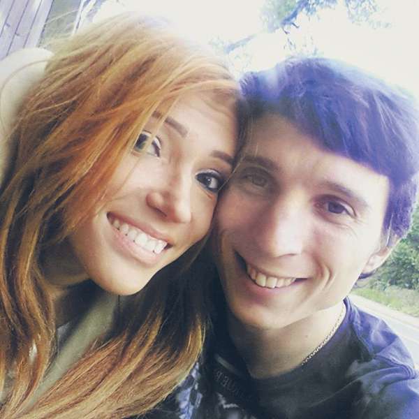 Юлия и Алексей познакомились в соцсетях. Они вместе уже восемь лет, два из которых официально женаты