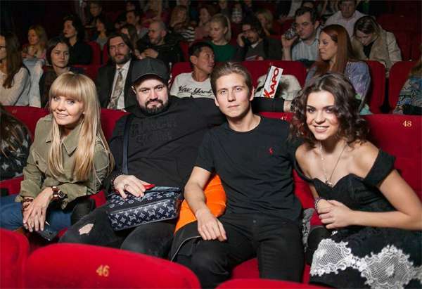 Певица Валерия пришла на премьеру с сыном Артемием и его подругой Аделиной Сотниковой