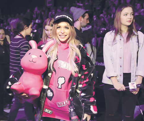 Чиповскую носят на руках, а Хилькевич удивляет аксесуаром